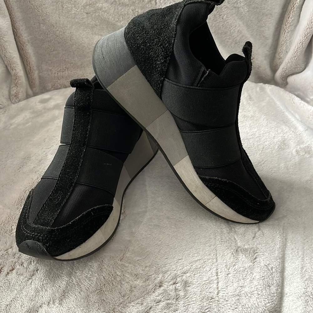 Donald J. Pliner Black Casual Wedge Shoe/Sneaker 7.5